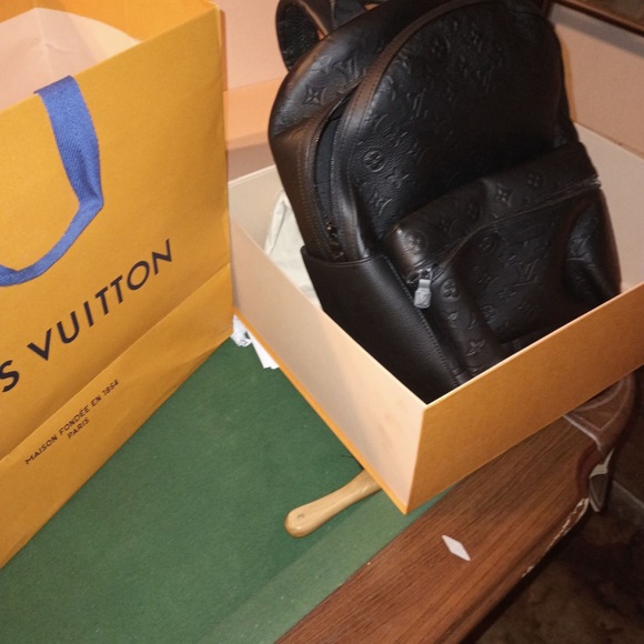 Louis Vuitton Discovery BP (Black) - Picture 2 of 4